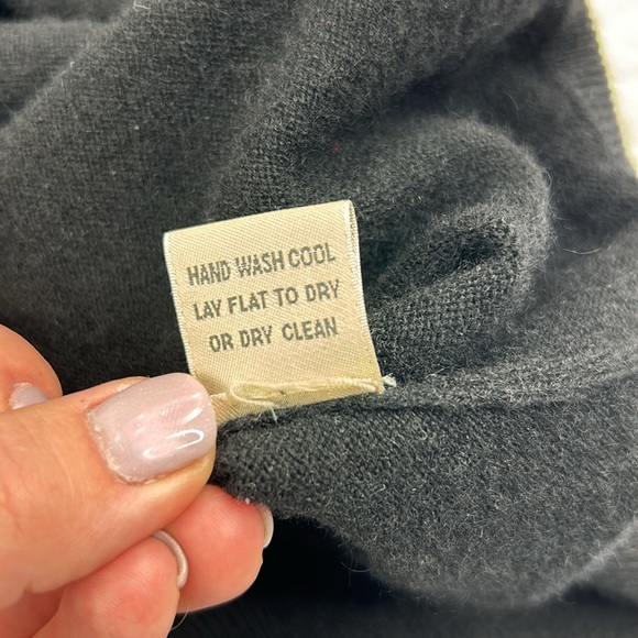 Peter Millar •XL• 100% Cashmere Vintage V Neck Sweater - Picture 5 of 7